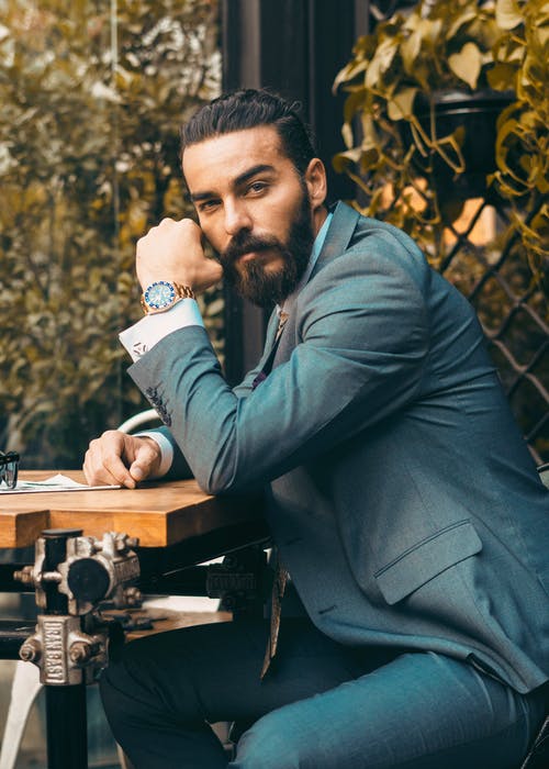 Comment accorder une montre en bois avec son costume ?